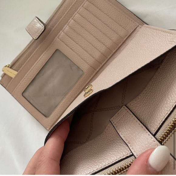 Michael Kors wallet - Picture 12 of 12